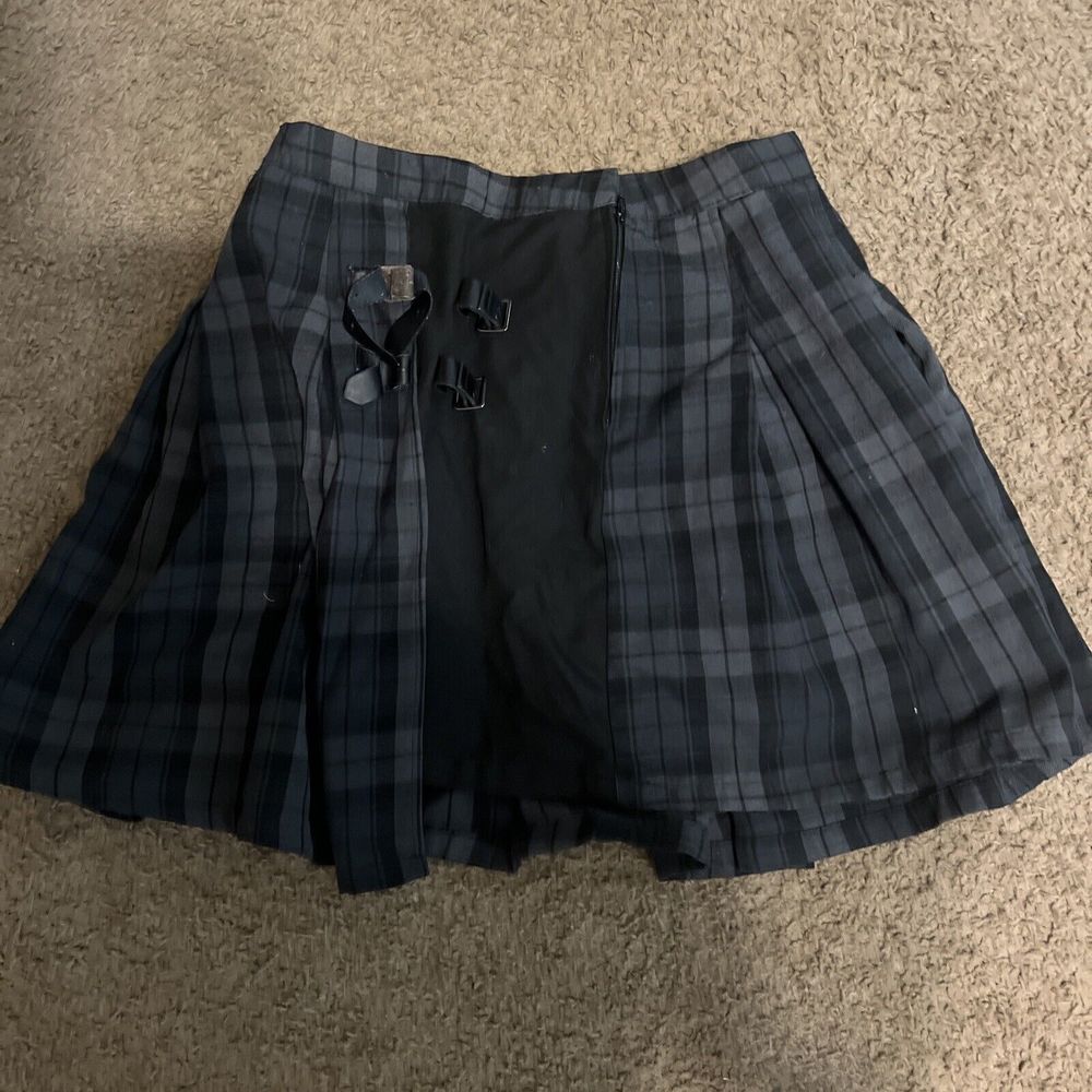 Hot Topic Pleated Mini Skirt Women’s Sz M Gray Black Plaid Buckles Gothic